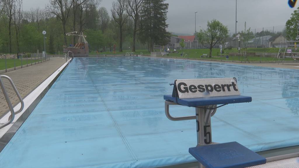 Verregneter Saisonstart – Badis und andere Saisonbetriebe hoffen auf besseres Wetter