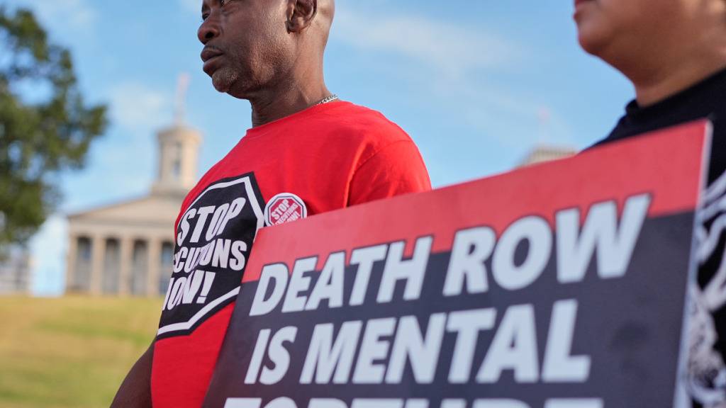 ARCHIV - Alonzo Hughes (l) nimmt an einer «March 4 Mercy»-Demonstration gegen die Todesstrafe vor dem Tennessee State Capitol teil, im Vorfeld der für den 30.09.2026 angesetzten Hinrichtung von Christa Pike. Foto: George Walker IV/AP/dpa