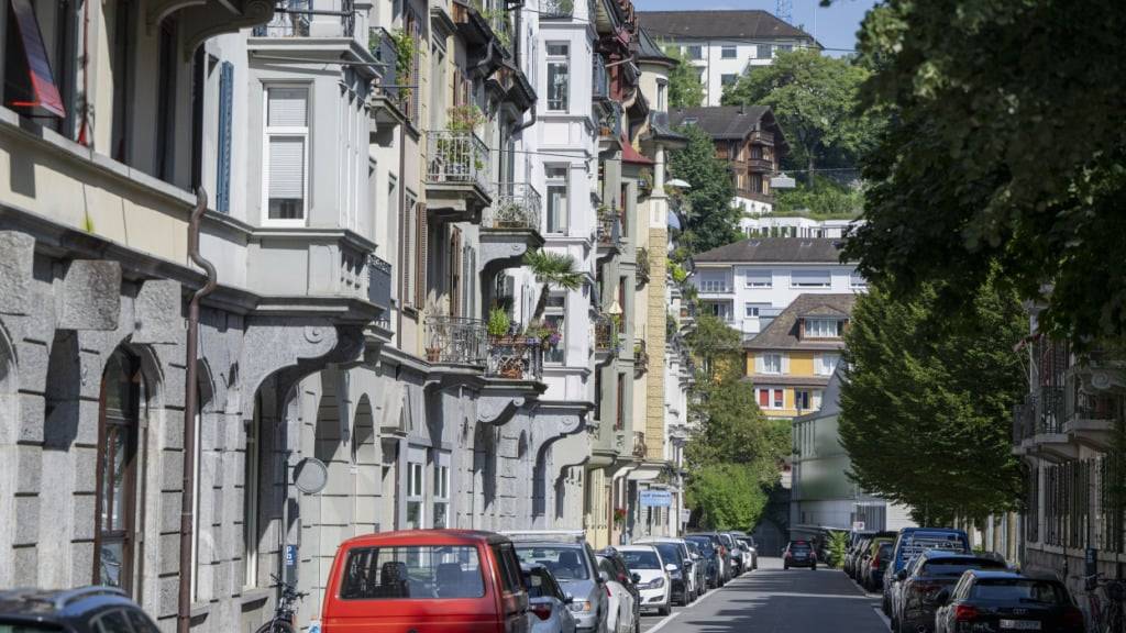 Nach der Ablehnung der Initiative «Begrünte und autobefreite Quartiere für Luzern» der Jungen Grünen darf auch auf den Strassen des Bruchquartiers wie bis anhin gefahren und parkiert werden. (Archivaufnahme)