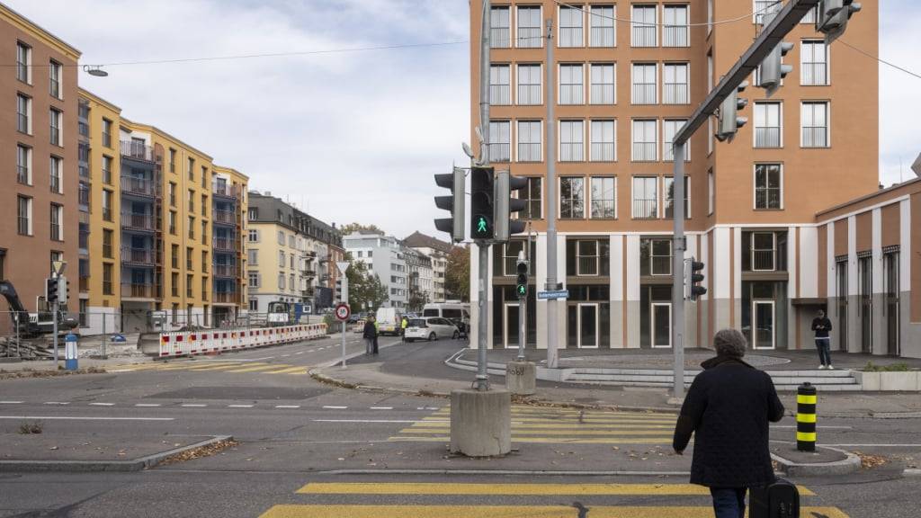 Zwischen Bellerive- und Dufourstrasse verläuft der Hornbach im Untergrund. Die Stadt Zürich will ihn offenlegen und die Hornbachstrasse (im Hintergrund) verschmälern. (Archivbild)