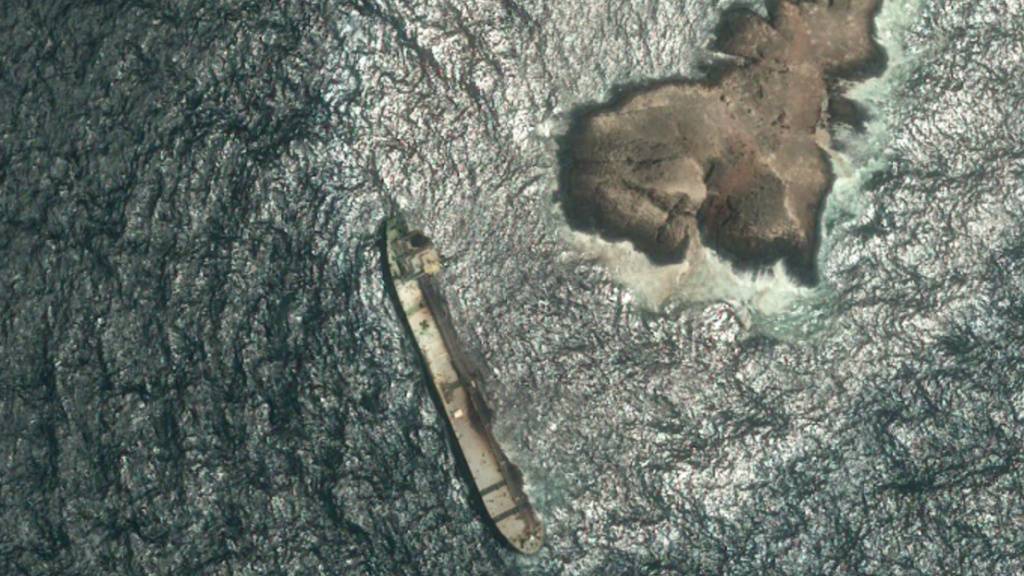 HANDOUT - Dieses Satellitenfoto vom Mittwoch, dem 05. August 2026, zeigt den Tanker «Caroline Bezengi», der vor der Küste Omans auf Grund gelaufen ist und teilweise im Wasser versinkt, wobei Rohöl ins Meer ausläuft. Foto: Uncredited/Pléiades © CNES 2026, Distribution Airbus DS/dpa