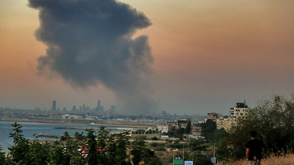 Nach einem israelischen Luftangriff steigt Rauch über einem südlichen Vorort von Beirut auf. Foto: Marwan Naaman/dpa