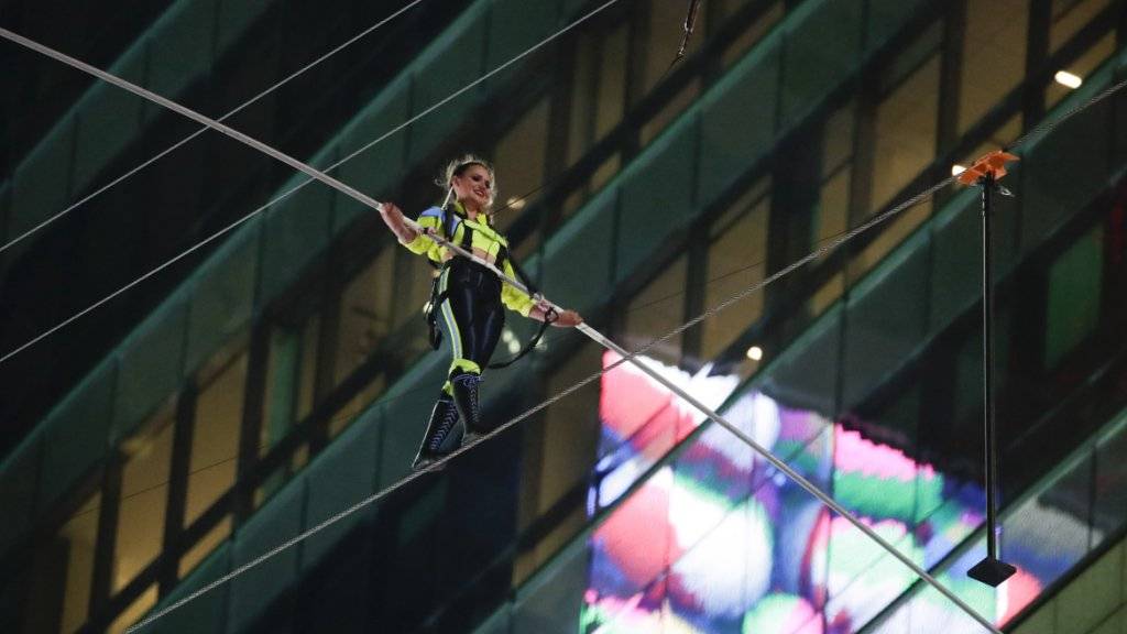 Die Artistin Lijana Wallenda hat am Sonntag in New York einen Seiltanz in schwindelerregender Höhe aufgeführt. Sie überquerte zusammen mit ihrem Bruder auf einem zwischen zwei Wolkenkratern aufgespannten Seil fünf Häuserblocks auf der Höhe des 25. Stockwerks.