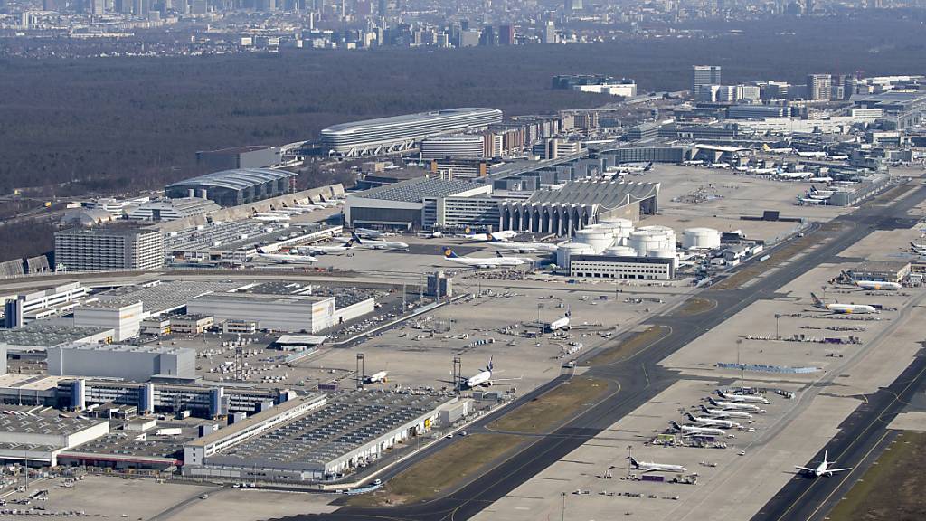 Flughafen Frankfurt verdoppelt im Juli Passagierzahlen gegenüber Vorjahr (Archivbild)
