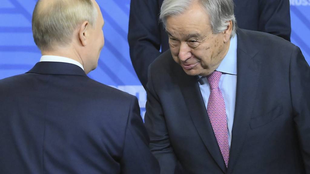 dpatopbilder - HANDOUT - Der russische Präsident Wladimir Putin (l)  und der Generalsekretär der Vereinten Nationen, Antonio Guterres, schütteln sich während einer Zeremonie zum Familienfoto vor der Sitzung des Outreach/BRICS-Plus-Formats am Rande des BRICS-Gipfels  die Hände. Foto: Grigory Sysoyev/brics-russia2024.ru/AP - ACHTUNG: Nur zur redaktionellen Verwendung und nur mit vollständiger Nennung des vorstehenden Credits