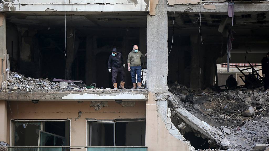 Libanesische Forensiker ermitteln und sammeln Beweise nach einer Explosion im Libanon. Foto: Marwan Naamnai/dpa