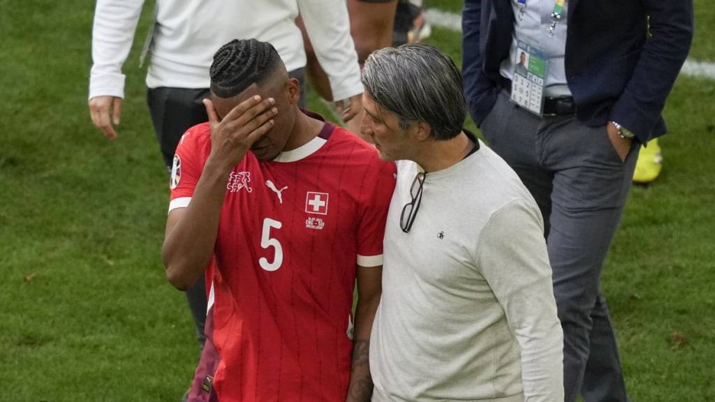 Trainer Murat Yakin tröstet Manuel Akanji, der im Penaltyschiessen gegen England nicht trifft