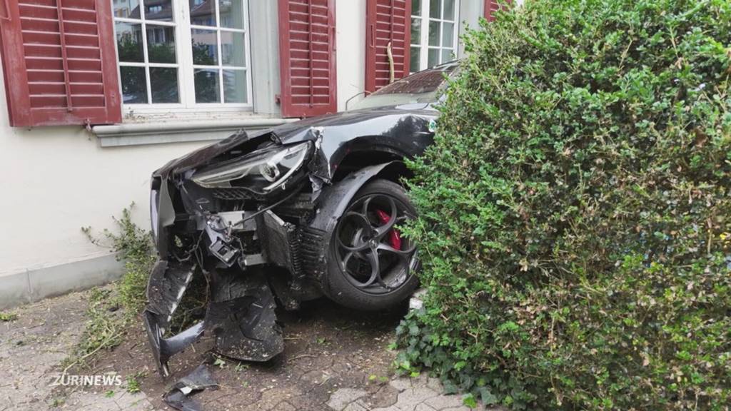 Unfall nach Verfolgungsjagd: Einbrechertrio landet in Hausmauer