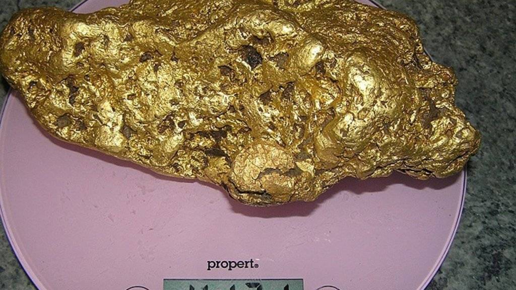 Das über vier Kilo schwere Goldnugget wurde von einem Hobbysucher im australischen Bundesstaat Victoria gefunden.