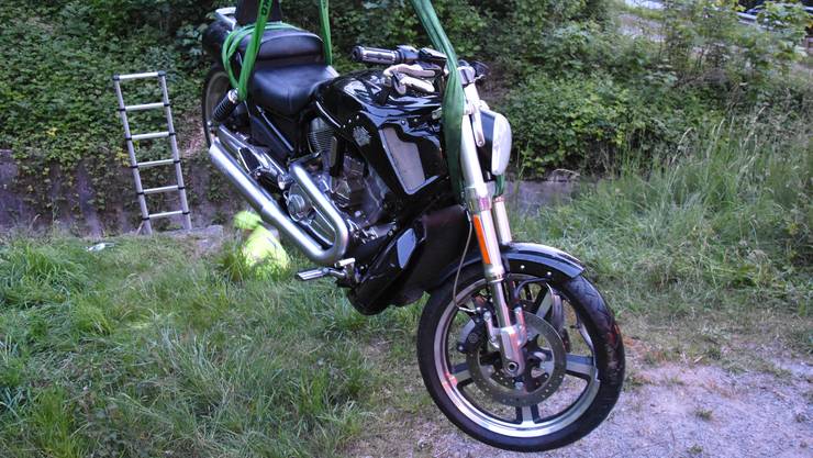 St.Margrethen SG, May 10: With this motorcycle, a 43-year-old rider falls into a stream in a right turn. (...)