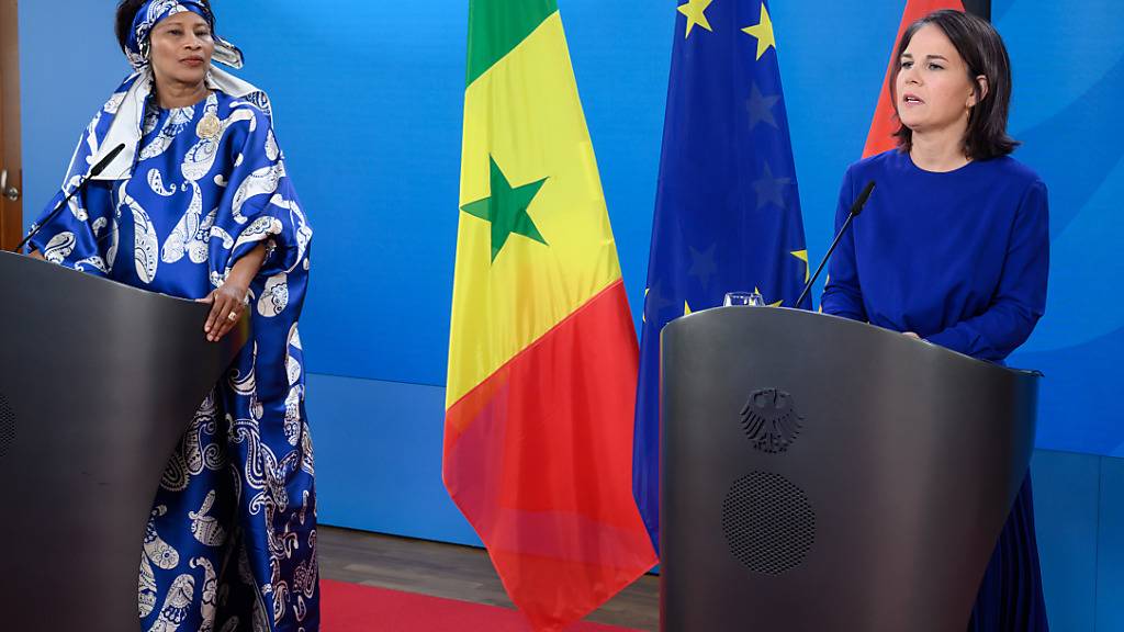 Annalena Baerbock (r, Bündnis 90/Die Grünen), Außenministerin, und Aissata Tall Sall, Außenministerin der Republik Senegal, äußern sich bei einer Pressekonferenz nach ihrem Gespräch im Auswärtigen Amt. Foto: Bernd von Jutrczenka/dpa