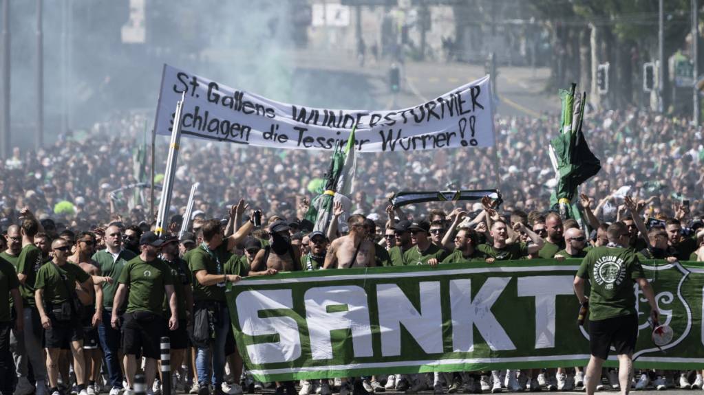 Fans des FC St. Gallen am 15. Mai 2022 auf dem Weg zum Cupfinal im Stadion Wankdorf in Bern. Das Spiel gewann der FC Lugano mit 4:1. (Archivbild)