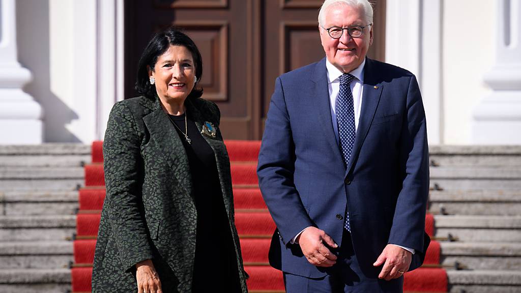 ARCHIV - Der deutsche Bundespräsident Frank-Walter Steinmeier begrüßt Georgiens Präsidentin Salome Surabischwili vor dem Schloss Bellevue in Berlin. Foto: Bernd von Jutrczenka/dpa