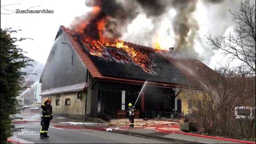 Niederbipp: Dachstock eines ehemaligen Bauernhauses in Vollbrand