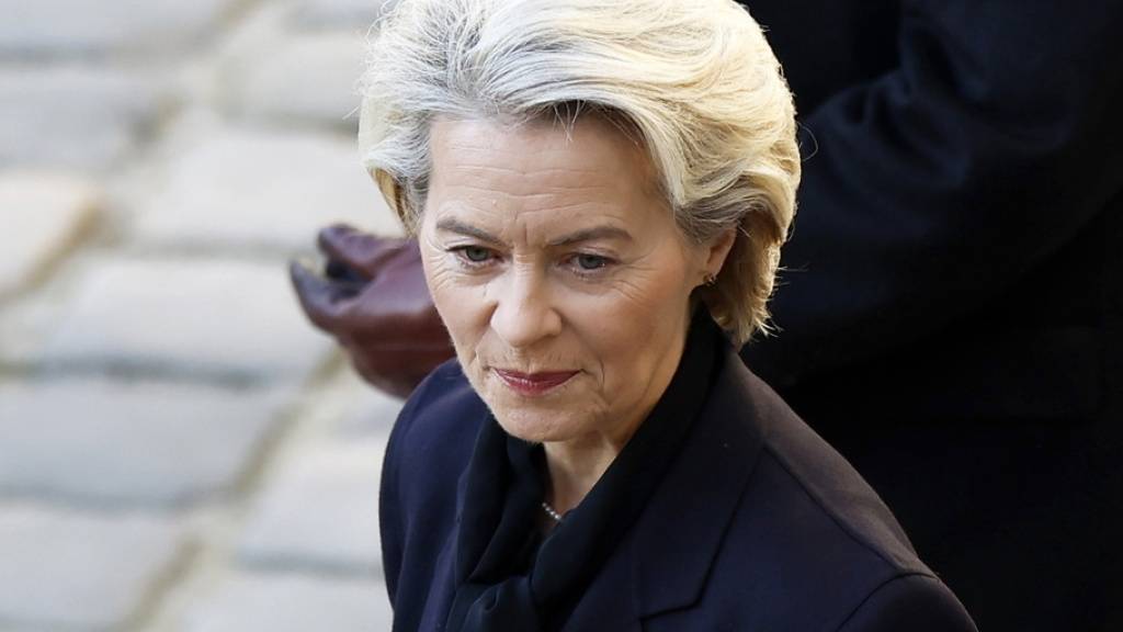 EU-Kommissionspräsidentin Ursula von der Leyen will am Montagabend in Davos GR Bundespräsidentin Viola Amherd treffen. (Archivbild)