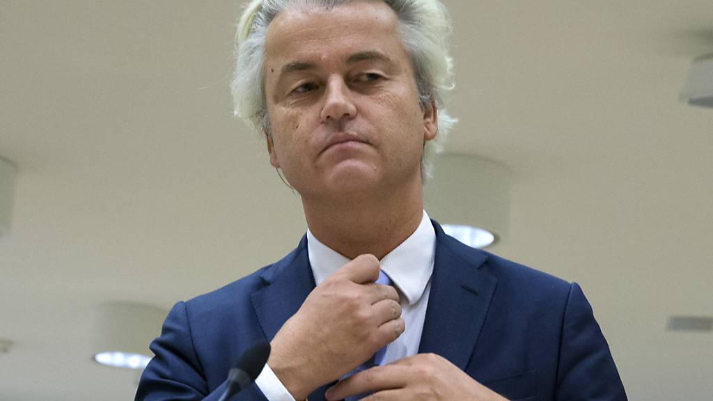 ARCHIV - Geert Wilders, Vorsitzender der rechtspopulistischen Partei für die Freiheit in den Niederlanden, sitzt im Gerichtssaal eines Hochsicherheitsgerichts. Der niederländische Rechtspopulist Geert Wilders hat trotz seines Wahlsieges vor knapp vier Monaten auf das Amt des Ministerpräsidenten verzichtet. Foto: Peter Dejong/AP/dpa