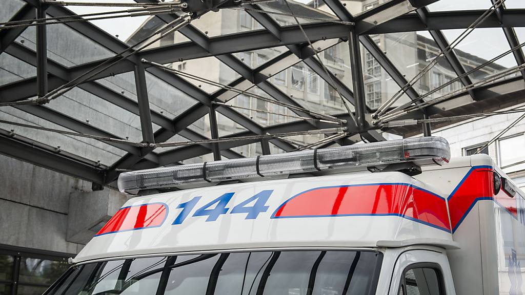 Der Rettungsdienst 144 hat die verletzte Fussgängerin ins Spital gebracht. (Symbolbild)