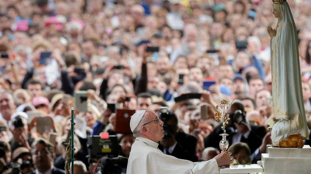 Papst Franziskus wurde am Freitag in Fátima von mehr als 400'000 Menschen empfangen.