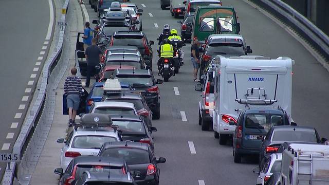 Ferienstart: Stau am Gotthard