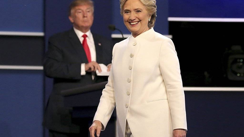 Gemessen an Stimmen ist sie Wahlsiegerin: Hillary Clinton. Allein deswegen wird sie aber noch lange nicht Präsidentin. Grund ist das US-Wahlsystem. (Aufnahme von der Fernsehdebatte am 19. Oktober 2016)