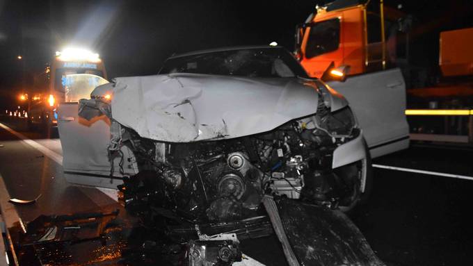Wegen Übermüdung: Auto kollidiert mit Lastwagen – eine Person verletzt