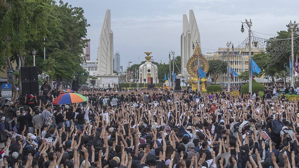 Pro-demokratische Studenten erheben während einer Kundgebung drei Finger als Symbol des Widerstandes. Die Demonstranten haben den Druck auf die Regierung verstärkt, falls diese ihren Forderungen nicht nachkommt. Foto: Sakchai Lalit/AP/dpa