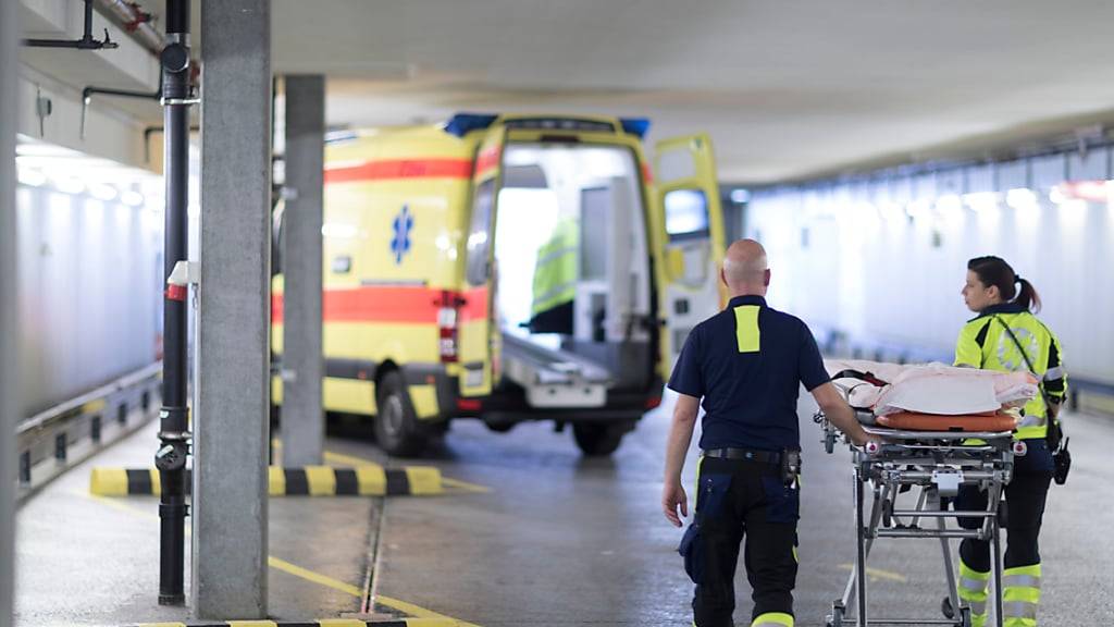 Die Notfallversorgung der Aargauer Spitäler ist gemäss Regierungsrat gewährleistet. Bei Patientinnen und Patienten mit Bagatellverletzungen kann es jedoch zu langen Wartezeiten kommen. (Symbolbild)