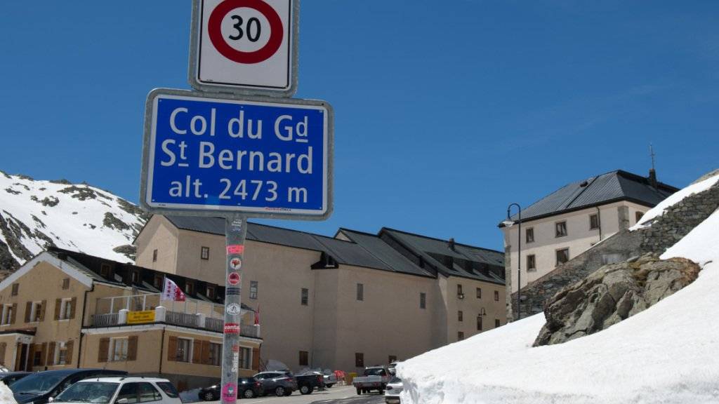 Nach der Schliessung der Passstrasse über den Grossen St. Bernhard bei gleichzeitiger Sanierung des Tunnels ist das Wallis mit Italien nur noch über den Simplonpass verbunden. (Archivbild)