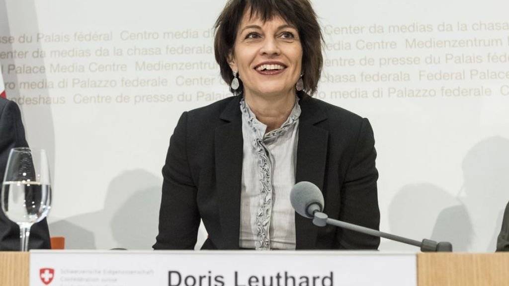 Der NAF schafft die Basis, um das Nationalstrassennetz leistungsfähig zu halten und Engpässe zu beseitigen. Davon zeigte sich Bundesrätin Doris Leuthard am Montag vor den Medien in Bern überzeugt.