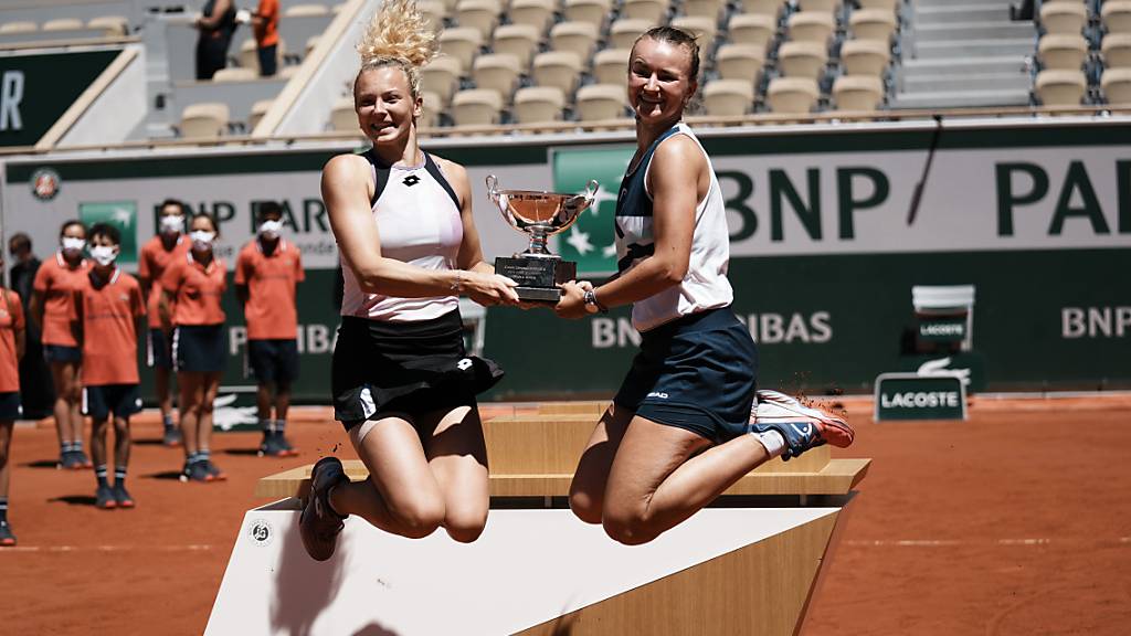 Barbora Krejcikova (rechts) und Katerina Siniakova holten sich in Paris die Trophäe im Doppel