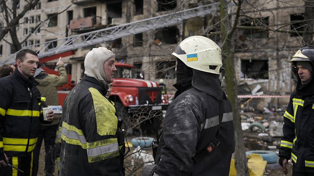 Im Norden der ukrainischen Hauptstadt Kiew ist am Montagmorgen bei einem Angriff auf ein Hochhaus ein Feuer ausgebrochen. Mindestens zwei Menschen seien getötet worden, berichtete das ukrainische Fernsehen. Foto: Vadim Ghirda/AP/dpa
