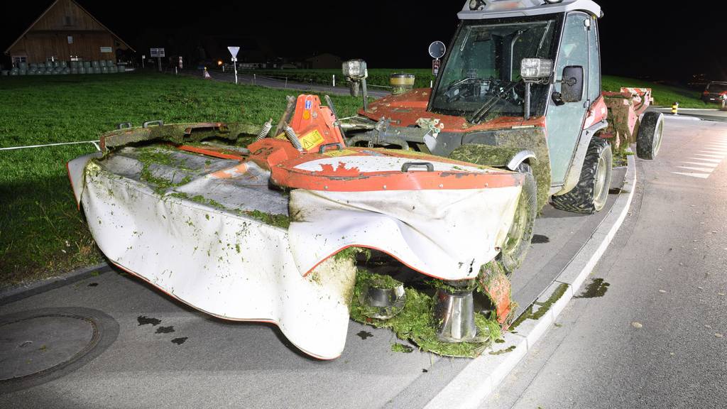Traktor kollidiert mit Auto: Eine Person verletzt