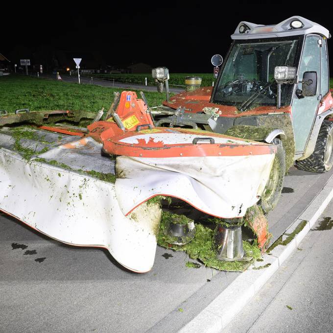 Traktor kollidiert mit Auto: Eine Person verletzt
