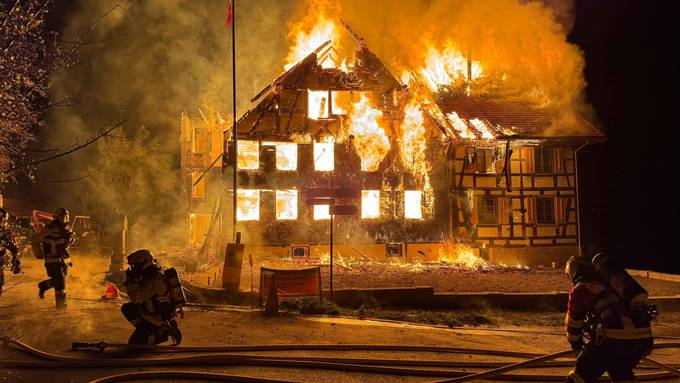 Riegelhaus in Vollbrand: Über 100 Feuerwehrleute im Einsatz