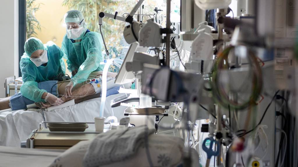 Medizinpersonal im Neuenburger Spital «Pourtales» im Einsatz während der Coronapandemie. (Symbolbild)