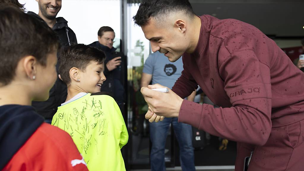 Granit Xhaka schreibt Autogramme für junge Fans