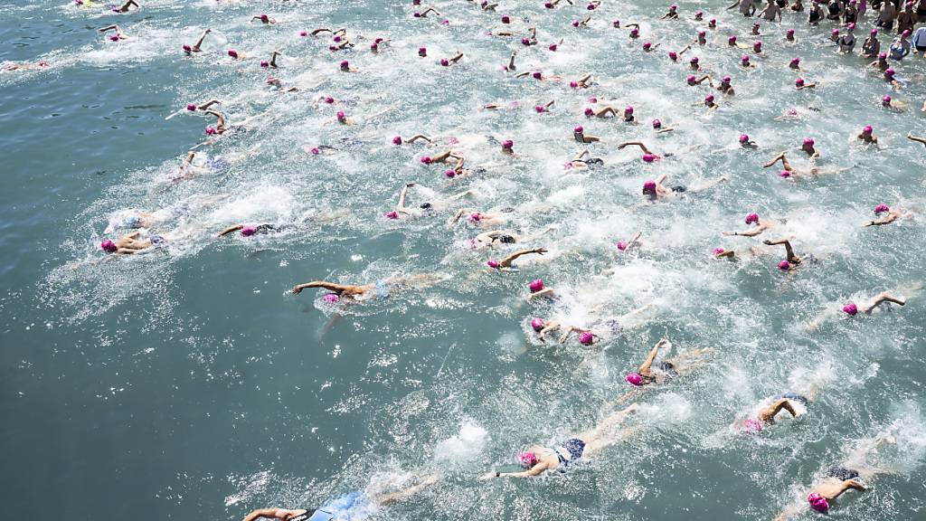 Die Schwimmerinnen und Schwimmer müssen sich gedulden: Die Stadtzürcher Seeüberquerung findet frühestens nächste Woche statt. (Archivbild)