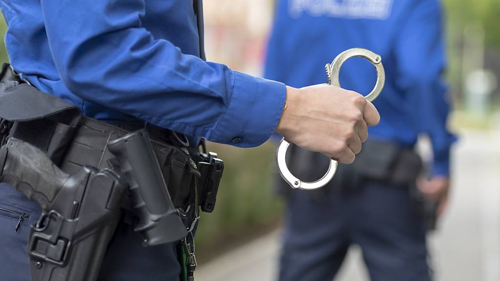 Die Kantonspolizei Zürich hat einen Mann festgenommen, der im Kanton Schwyz Schmuck gestohlen haben soll. (Symbolbild)