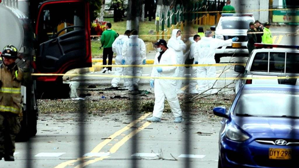 Bei dem schweren Bombenanschlag auf eine Polizeiakademie in Kolumbien sind mindestens 21 Menschen ums Leben gekommen.