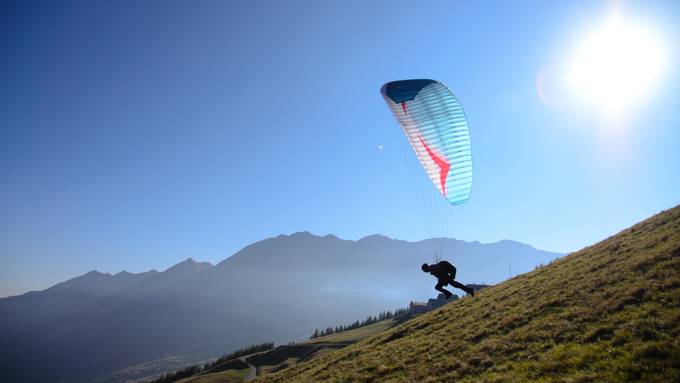 Gleitschirmpilot fliegt in den Bodensee und überlebt