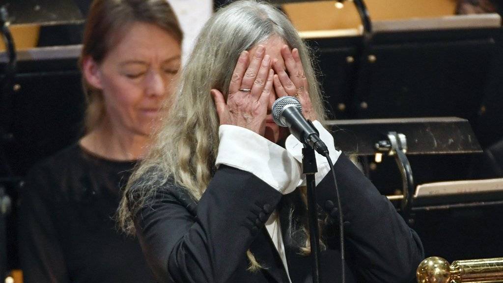 Patti Smith, Stellvertreterin von Bob Dylan an der Nobelpreisverleihung, hat beim Song «A Hard Rain's A-Gonna Fall» nicht etwa die Worte vergessen - sie war ganz einfach überwältigt. (Archivbild)