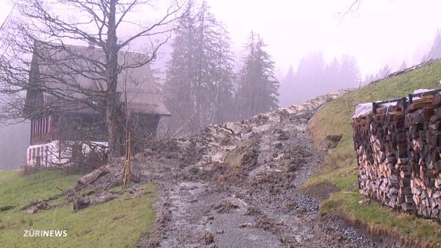 Erdrutsch gefährdet Häuser in Schwyz