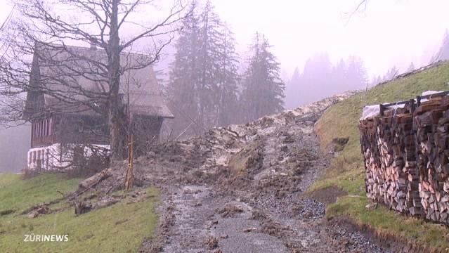 Erdrutsch gefährdet Häuser in Schwyz