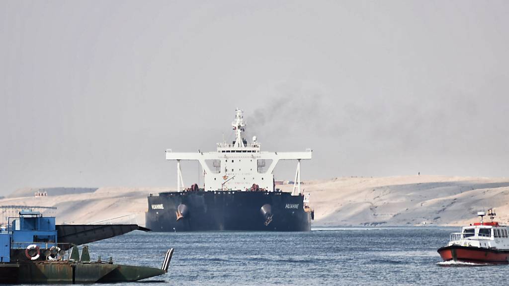 ARCHIV - Schiffe fahren durch den Suezkanal. Die vom Iran unterstützten Huthi-Rebellen haben einen Großangriff im Roten Meer für sich reklamiert. Foto: Sayed Hassan/dpa