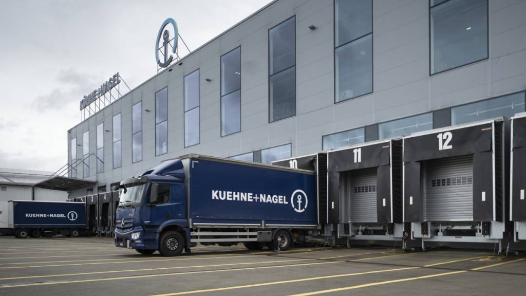 Der Logistikkonzern Kühne+Nagel erhöht den Ausblick für das Gesamtjahr. (Archivbild)