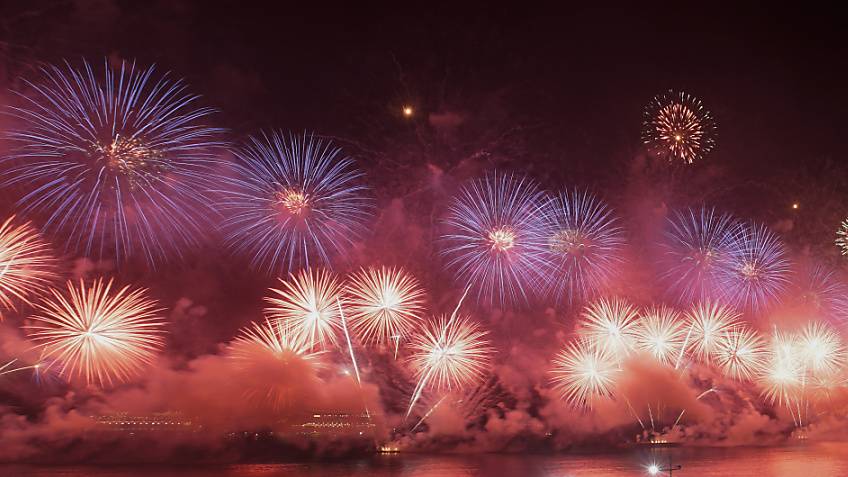 ARCHIV - Feuerwerk explodiert am Himmel über der Copacabana während der Feier zum Jahreswechsel. In Rio de Janeiro soll in diesem Jahr eine abgespeckte Silvesterparty gefeiert werden. An zehn Orten der Stadt werde es Feuerwerk geben, teilte der Bürgermeister der brasilianischen Metropole am Donnerstag mit. Foto: Leo Correa/AP/dpa