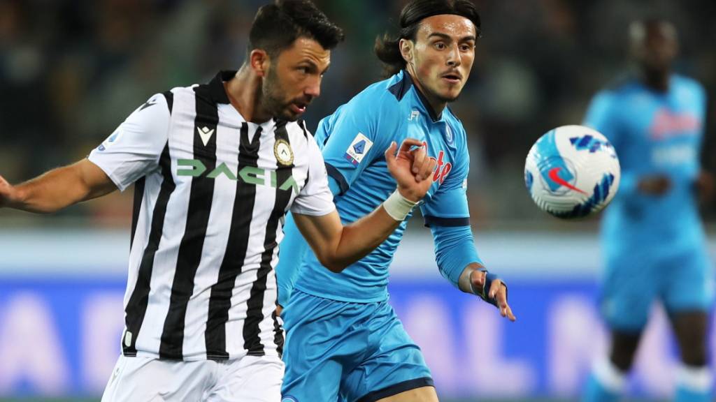 Udineses Tolgay Arslan (links) gegen Napolis Eljif Elmas