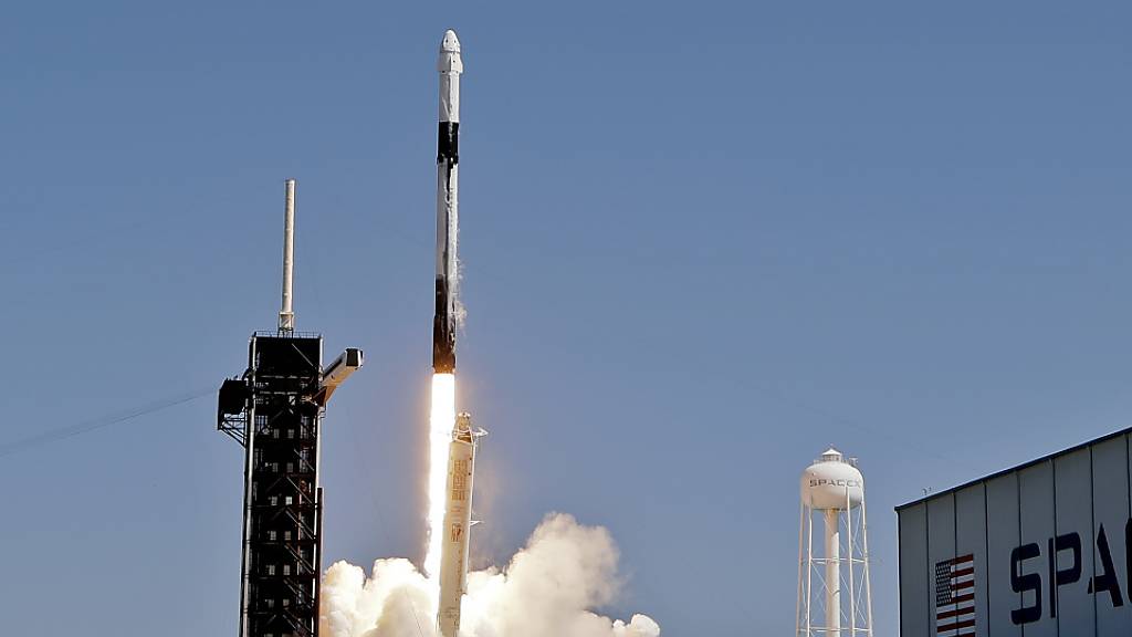 Eine «Falcon 9»-Rakete ist zur ersten ganz privaten Mission zur Raumstation ISS gestartet. Sie wird dort am Samstag erwartet.