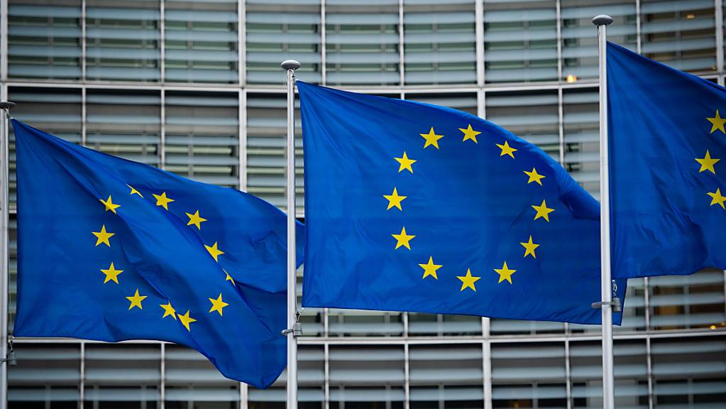 Flaggen der Europäischen Union wehen vor dem Berlaymont-Gebäude der Europäischen Kommission in Brüssel. 