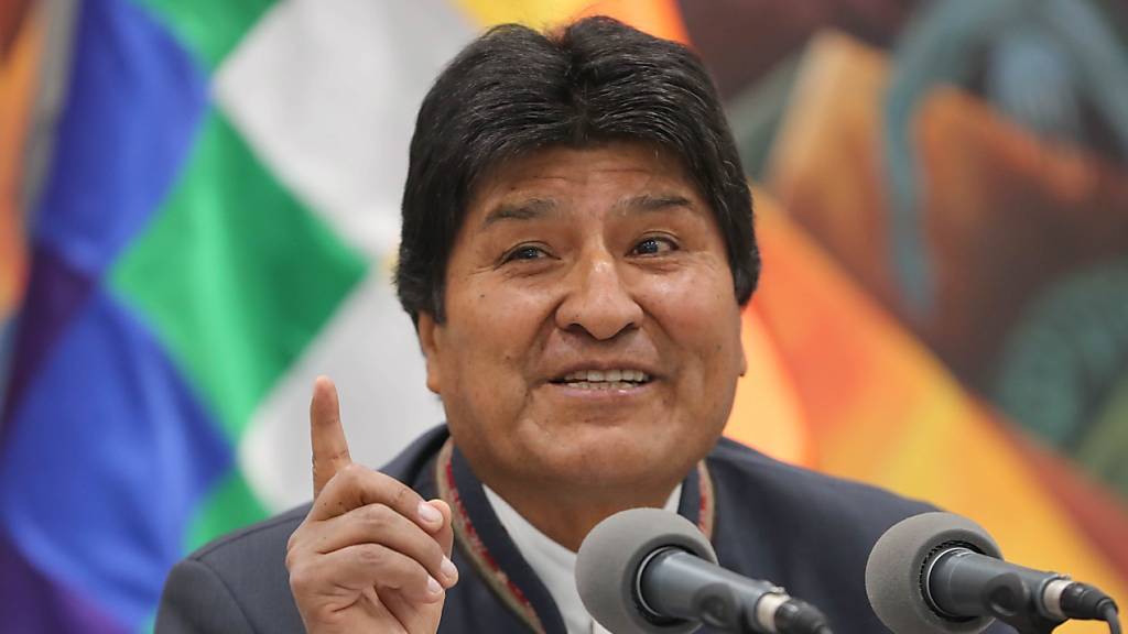 Boliviens Präsident Evo Morales kann sich freuen - er hat laut offiziellen Angaben seines Landes erneut die Präsidentschaftswahl in der ersten Runde geschafft.